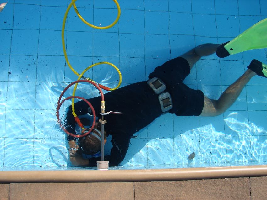 vazamento-em-piscina.jpg